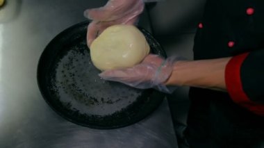 Şef tavada hamur yoğurma