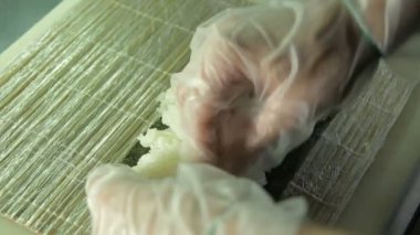 Suşi yapmak Cook rulo, nori, ters görünümü üzerinde pirinç Yayilim