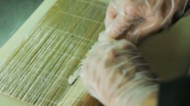 Suşi rulo ters görünümü bambu hasır ile yukarı haddeleme