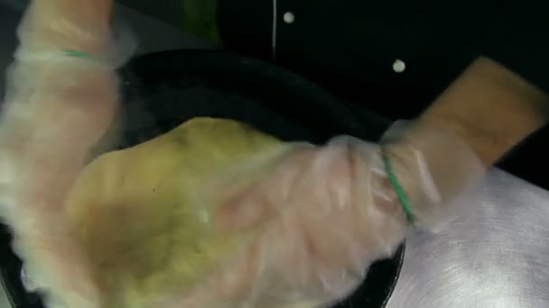 Кухар замішує тісто на сковороді — стокове відео