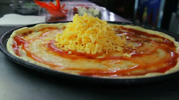 빈 피자에 치즈를 따르고 요리사 — 비디오