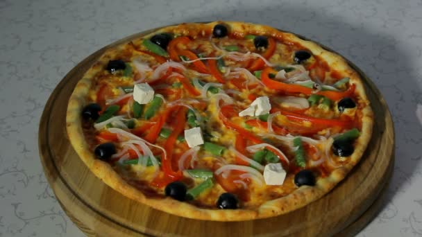 Le cuisinier met du fromage sur la pizza au four — Video