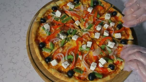 Пиццаиоло готовит пиццу для подачи — стоковое видео