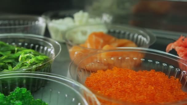 Dolly toma de ingredientes de rollos de sushi — Vídeo de stock