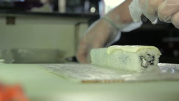 Rolando o rolo de sushi com queijo, vista de perto — Vídeo de Stock