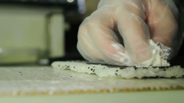 Шеф-повар разбрасывает сливочный сыр по нори — стоковое видео