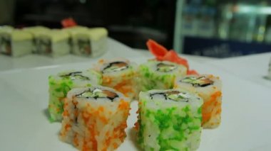 Wasabi ve zencefil ile beyaz tabakta Dolly atış lezzetli suşi rulo