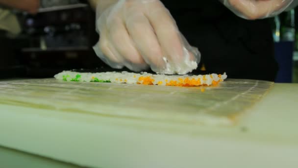 Chef extendiendo queso crema sobre nori — Vídeos de Stock