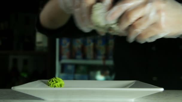 Cocinar servir rollos de sushi japonés en un plato — Vídeo de stock