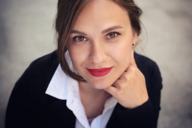 Saç (öğretmen, öğrenci, öğrenci) şehirde çırpınan ile güzellik gülümseyen iş kız