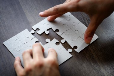Ahşap ofis masasında eller bulmaca Seç