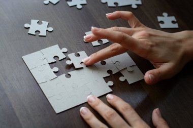 Ahşap ofis masasında eller bulmaca Seç