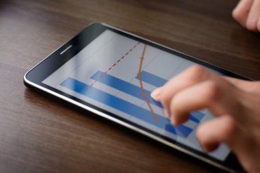 Ahşap ofis Resepsiyon dokunmatik ekran tablet bir renk grafik görüntü ile eller