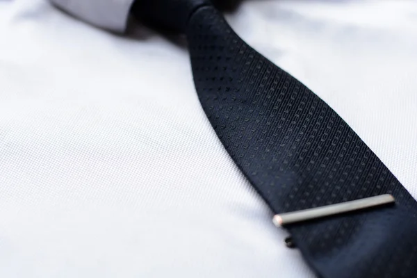 Üzleti tartozékok (mandzsettagombokat, töltőtoll, tabletta, telefon, poharak, Jegyzettömb) a férfi klasszikus fehér ing-nyakkendő — Stock Fotó