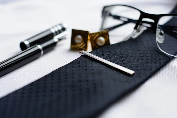 Business accessoires (manchetknopen, Vulpen, tablet, telefoon, bril, Kladblok) in de mannen klassiek wit overhemd met stropdas — Stockfoto