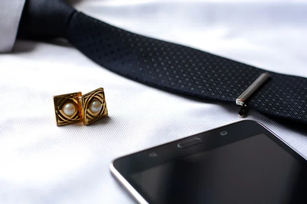 Бізнес-аксесуари (гачки, фонтанна ручка, планшет, телефон, окуляри, блокнот) в чоловічій класичній білій сорочці з краваткою — стокове фото