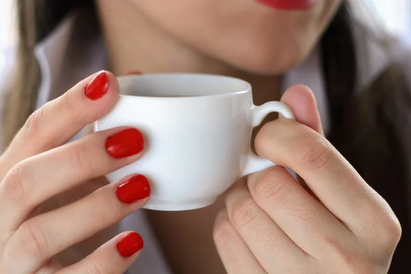 Mädchen im weißen Männerhemd, das Kaffee aus einer weißen Tasse trinkt. Nahaufnahme der Lippen. Makro mit Unschärfe und weichem Fokus. — Stockfoto