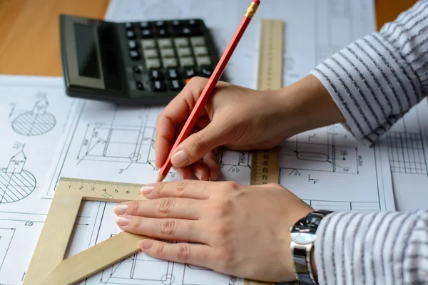 Flicka arkitekt ritar en plan, Graf, design, geometriska former av penna på stora pappersark på skrivbord. Mjukt fokus — Stockfoto