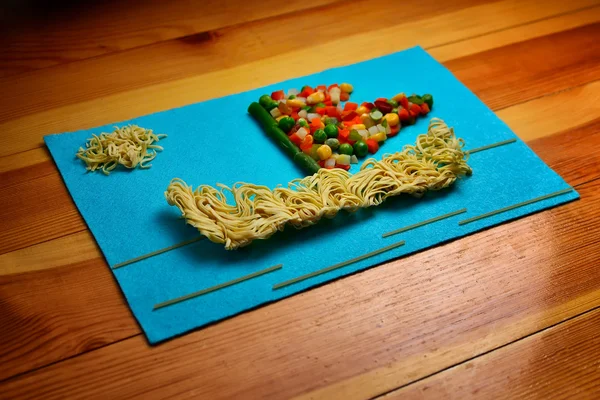 Makanan sehat (makan siang bisnis). Kapal dari sayuran, spaghetti di laut abstrak . Stok Foto