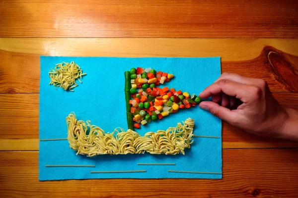 Une alimentation saine (déjeuner d'affaires). Navire à partir de légumes, spaghettis en mer abstraite . Images De Stock Libres De Droits