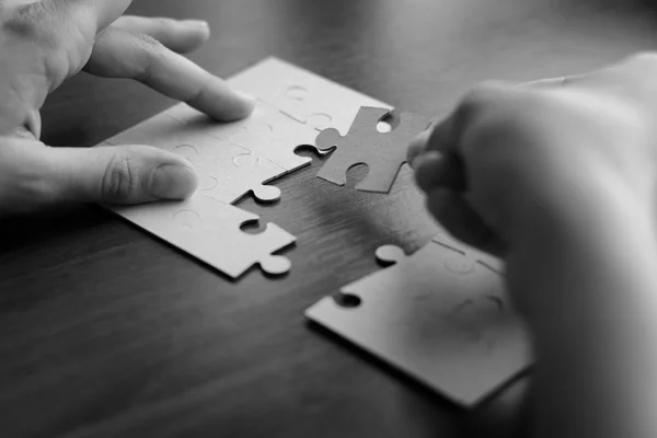 Tangan wanita di meja kayu memetik teka-teki Stok Lukisan  