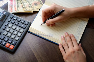 El ile yazma bir iş günlüğü dolma kalem manikür Fransız. Makro bulanıklık ve yumuşak odak ile.