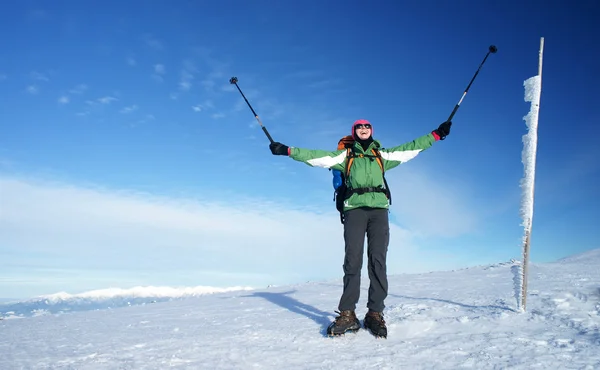 Ευτυχισμένη γυναίκα σε μια εκδρομή στο βουνό. Εικόνα Αρχείου