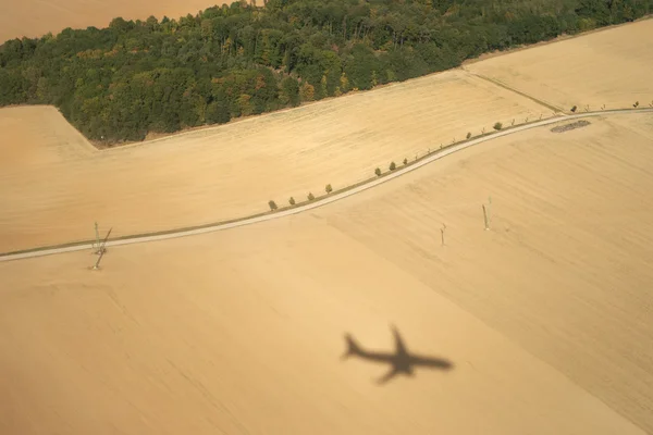 Тінь літака на землі — стокове фото