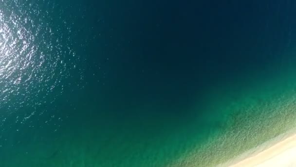 Vista aérea de mar calmo e praia — Vídeo de Stock