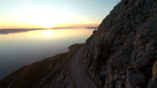 Vista aérea da estrada da montanha no por do sol — Vídeo de Stock