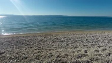Boş plaj ve sakin deniz manzara sahnesi