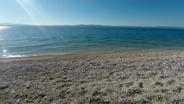 空旷的海滩和平静的海面的山水风光 — 图库视频影像