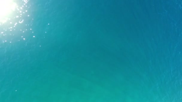 Biru latar belakang laut dengan refleksi matahari — Stok Video