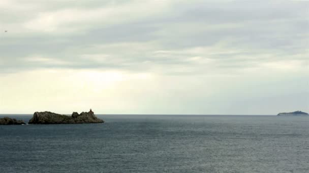 Sert hava şartları, kayalık ada deniz feneri — Stok video