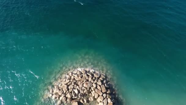 Vista aérea na costa de pedra — Vídeo de Stock