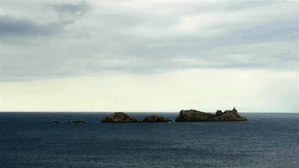 岩だらけの島の灯台で表示します。 — ストック動画