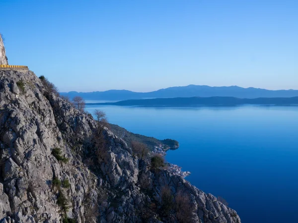 Blick von der Bergstraße auf das blaue Adriatische Meer — Stockfoto