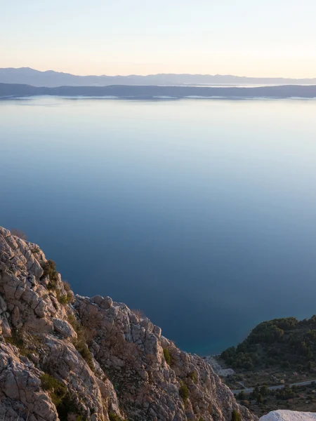 Deniz ve adalar için dağdan görüntüleyin Stok Fotoğraf