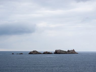 Küçük kayalık ada deniz feneri