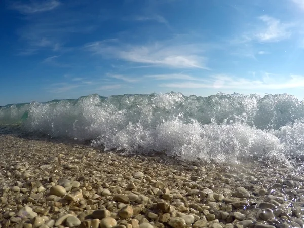 Vagues s'écrasant sur la plage de galets — Photo