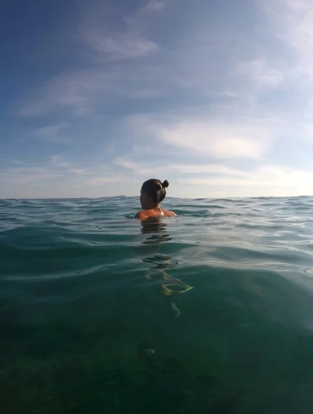 Jeune femme se baignant dans la mer Adriatique — Photo