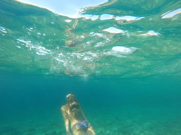 Mujer joven buceando en el mar azul —  Fotos de Stock