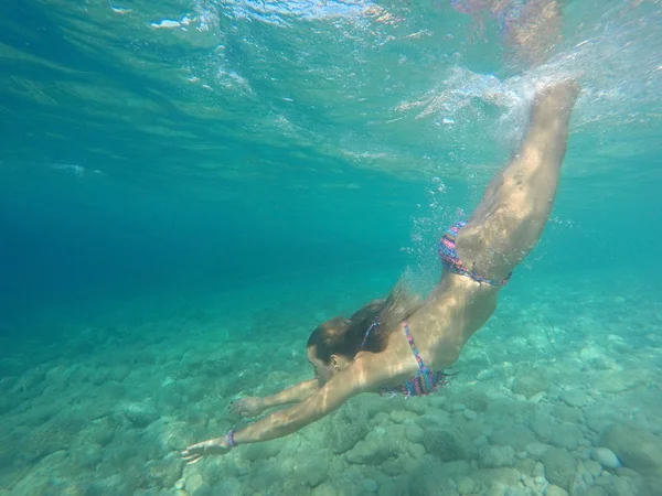 少女の青い海でダイビング — ストック写真