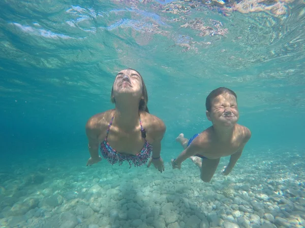 Mom and kid underwater Royalty Free Stock Photos