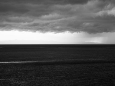 Deniz üzerinde yaklaşan fırtına