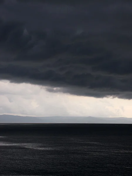 Nuvens tempestuosas sobre o mar — Fotografia de Stock