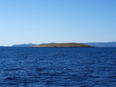 Mavi deniz küçük adada