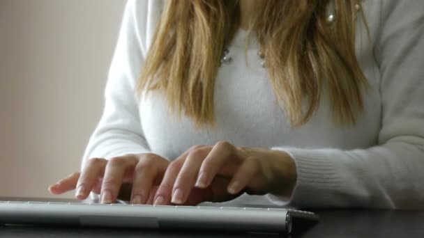 Mujer escribiendo en el teclado de la computadora — Vídeo de stock