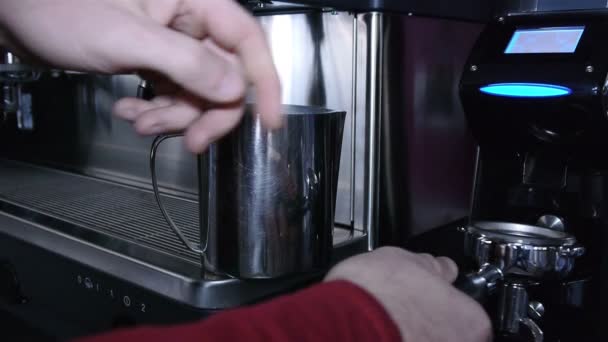 Voorbereiding van espressokoffie — Stockvideo