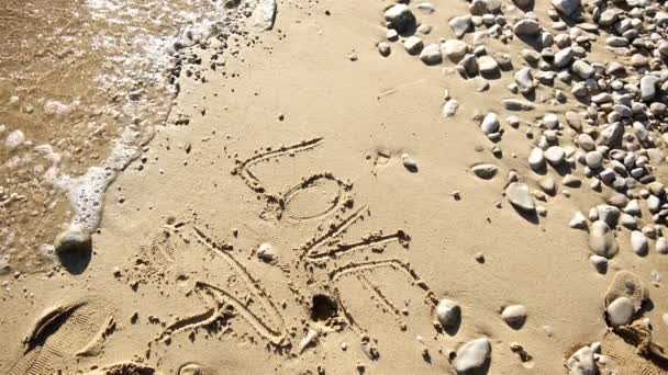 Palabra de amor en la playa de arena — Vídeos de Stock